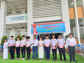 LỄ KẾT NẠP ĐOÀN VIÊN MỚI NĂM HỌC 2024 - 2025